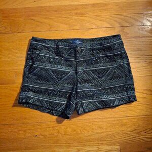 American Eagle Midi Stretch Shorts Size 6 Black & White Geometric Aztec Print